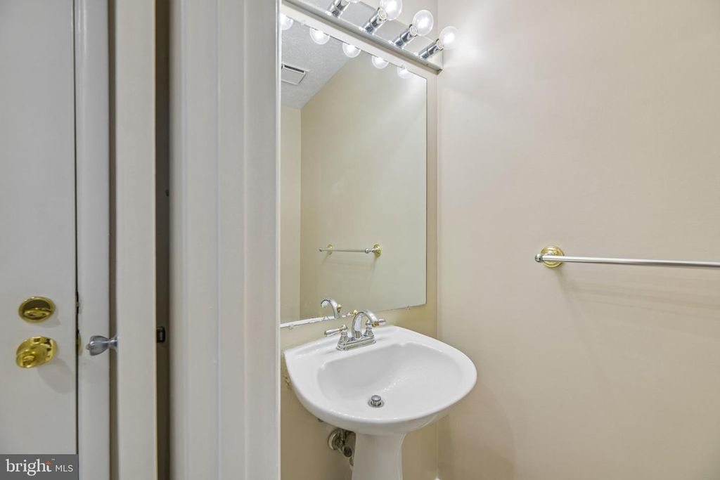 Image 5 of property listing at 4922 WEALDING WAY, Oxon Hill, MD 20745