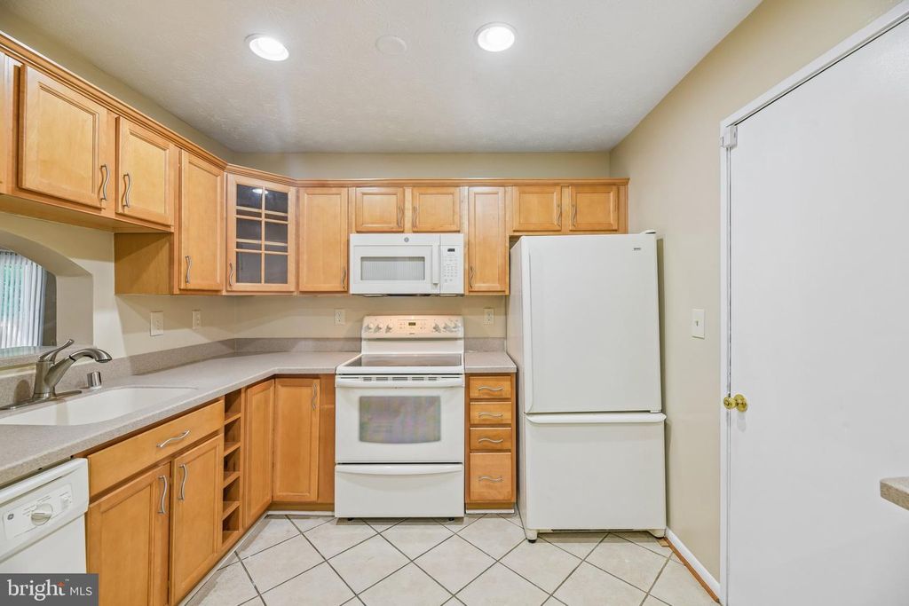 Image 7 of property listing at 4922 WEALDING WAY, Oxon Hill, MD 20745