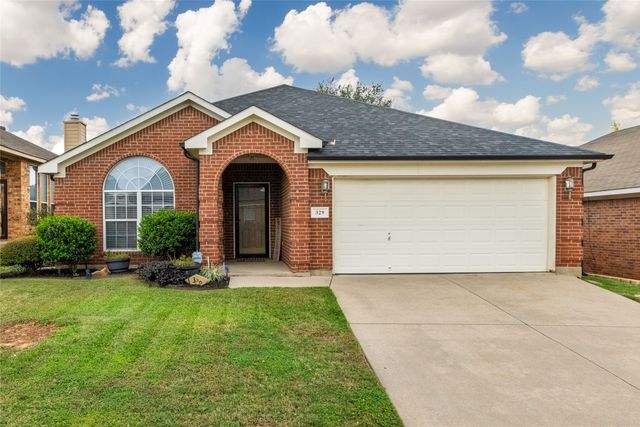 329 Shadow Grass Avenue, Fort Worth, TX 76120