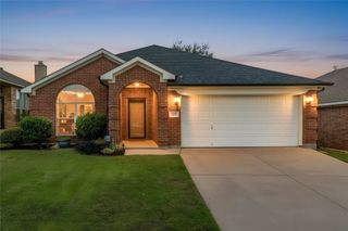 329 Shadow Grass Avenue, Fort Worth, TX 76120