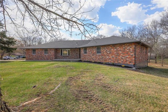 907 S State Route J Highway, Peculiar, MO 64078