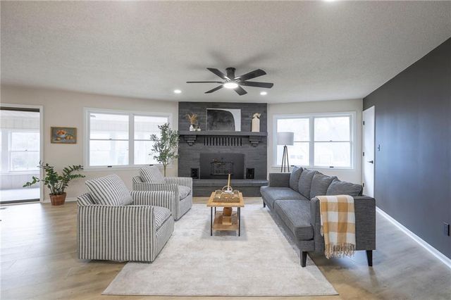 907 S State Route J Highway, Peculiar, MO 64078