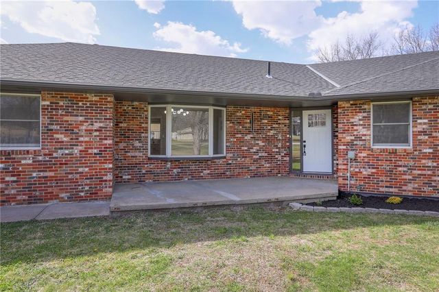 907 S State Route J Highway, Peculiar, MO 64078