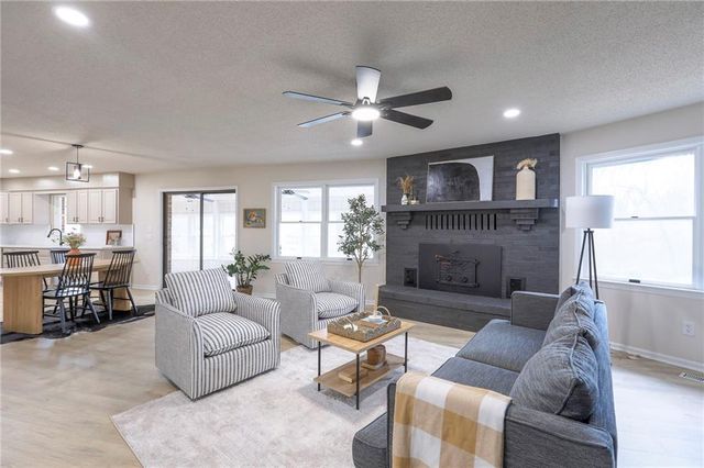 907 S State Route J Highway, Peculiar, MO 64078