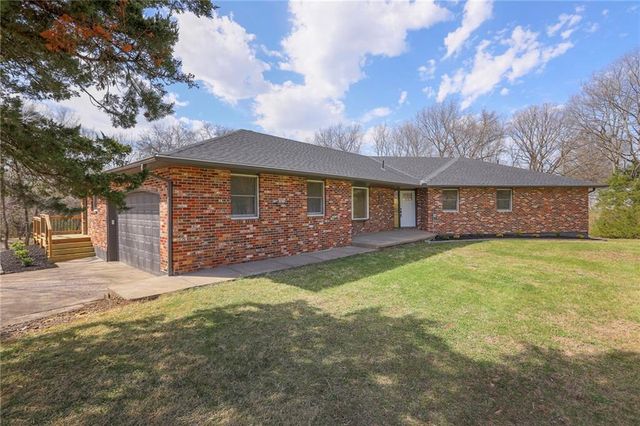907 S State Route J Highway, Peculiar, MO 64078