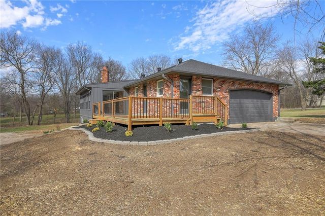 907 S State Route J Highway, Peculiar, MO 64078