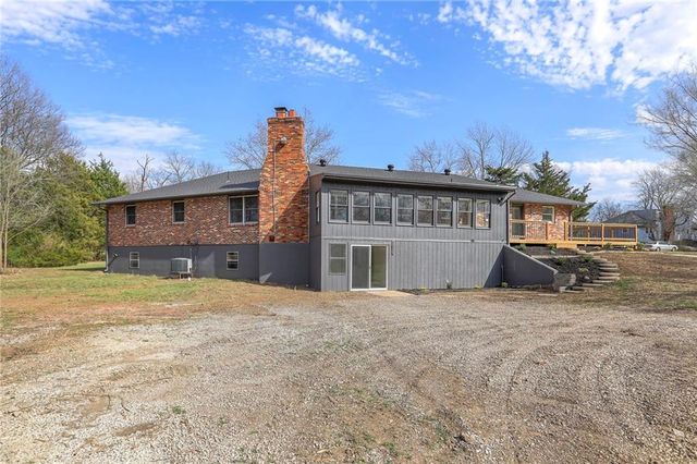 907 S State Route J Highway, Peculiar, MO 64078