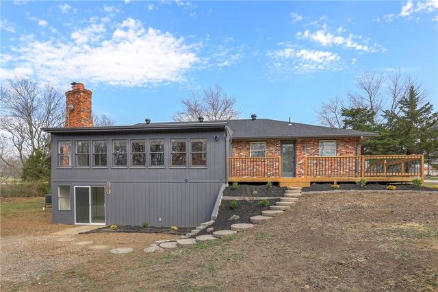907 S State Route J Highway, Peculiar, MO 64078