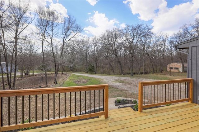907 S State Route J Highway, Peculiar, MO 64078