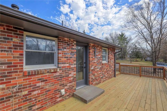 907 S State Route J Highway, Peculiar, MO 64078