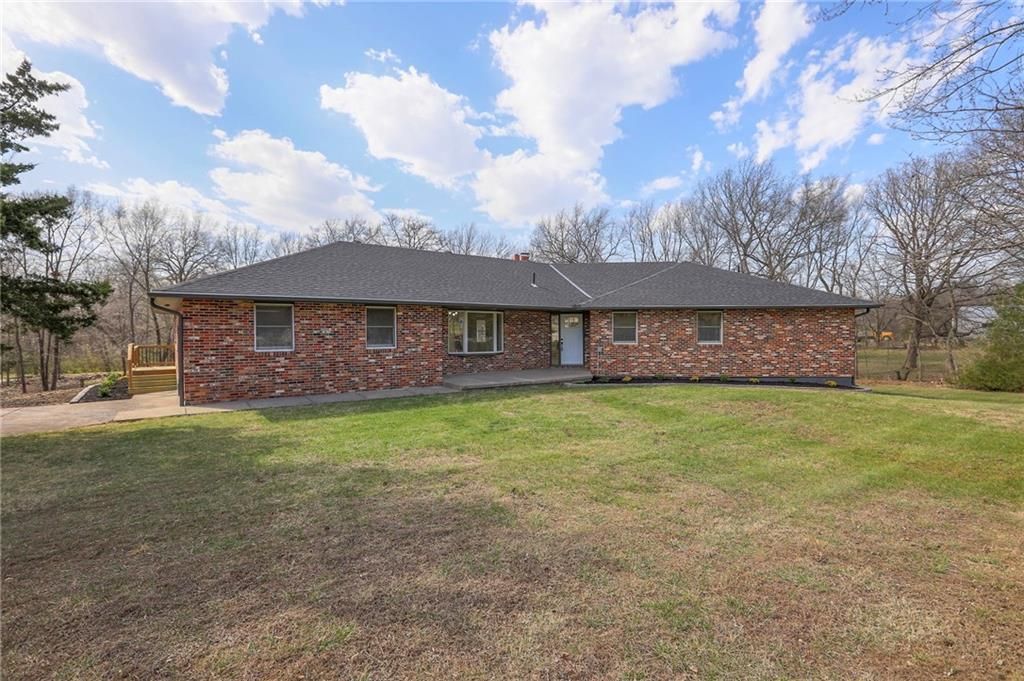 907 S State Route J Highway, Peculiar, MO 64078