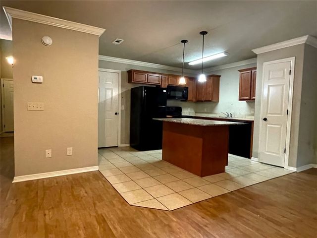 1536 N London Avenue, Fayetteville, AR 72703