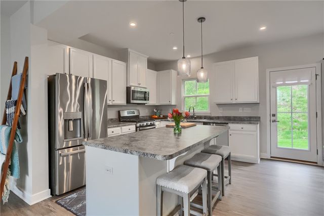 133 Moyer Hill Dr, Cranberry Twp, PA 16066