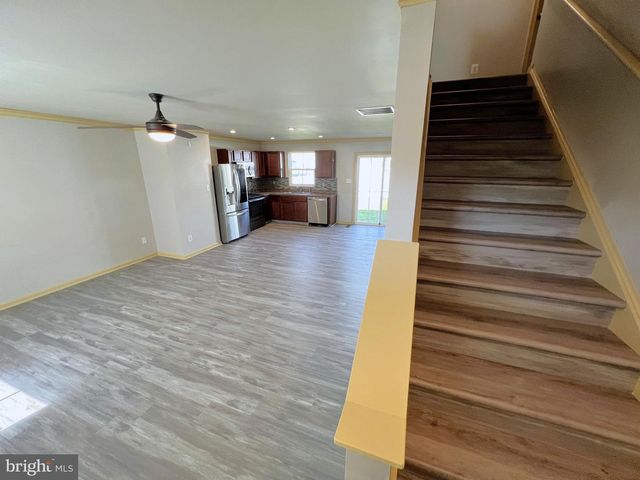 3215 PEBBLE RUN DR, Dover, PA 17315