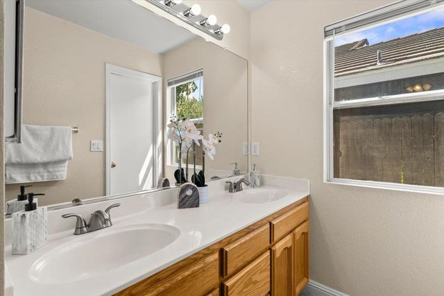 8817 Alder Grove Pl, Elk Grove, CA 95624