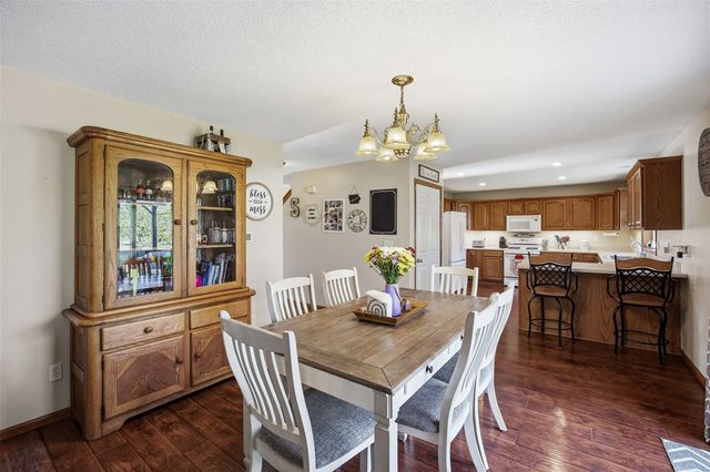 3516 Prairie Creek Road SW, Cedar Rapids, IA 52404