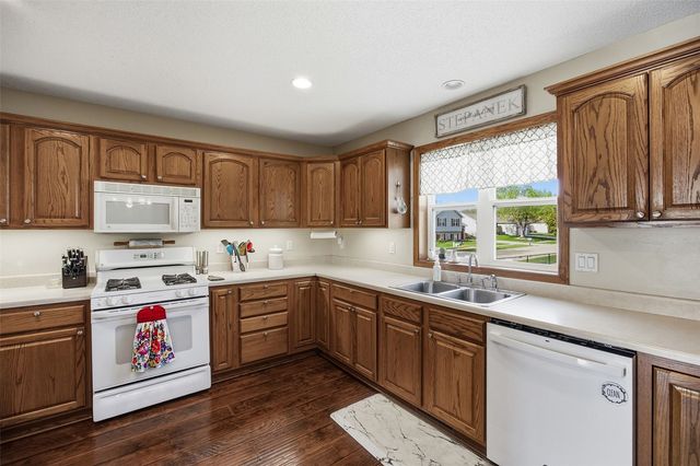 3516 Prairie Creek Road SW, Cedar Rapids, IA 52404