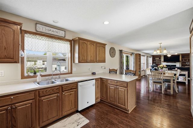 3516 Prairie Creek Road SW, Cedar Rapids, IA 52404