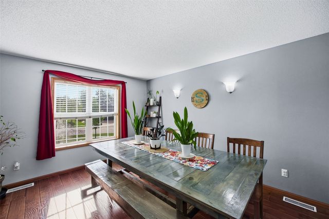 3516 Prairie Creek Road SW, Cedar Rapids, IA 52404