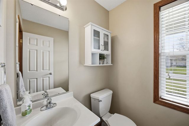 3516 Prairie Creek Road SW, Cedar Rapids, IA 52404