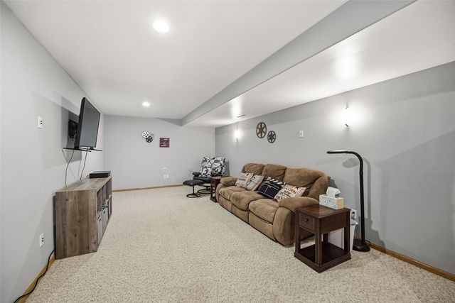 3516 Prairie Creek Road SW, Cedar Rapids, IA 52404