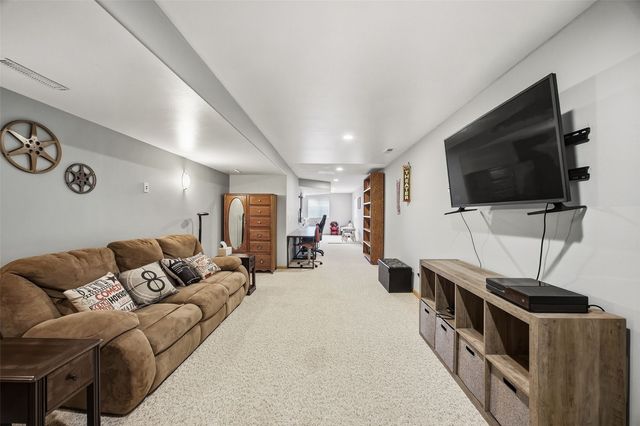 3516 Prairie Creek Road SW, Cedar Rapids, IA 52404
