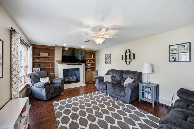 3516 Prairie Creek Road SW, Cedar Rapids, IA 52404