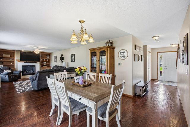3516 Prairie Creek Road SW, Cedar Rapids, IA 52404