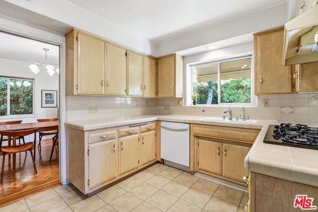 14200 Chandler Boulevard, Sherman Oaks, CA 91401