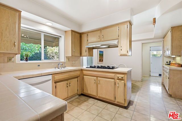 14200 Chandler Boulevard, Sherman Oaks, CA 91401