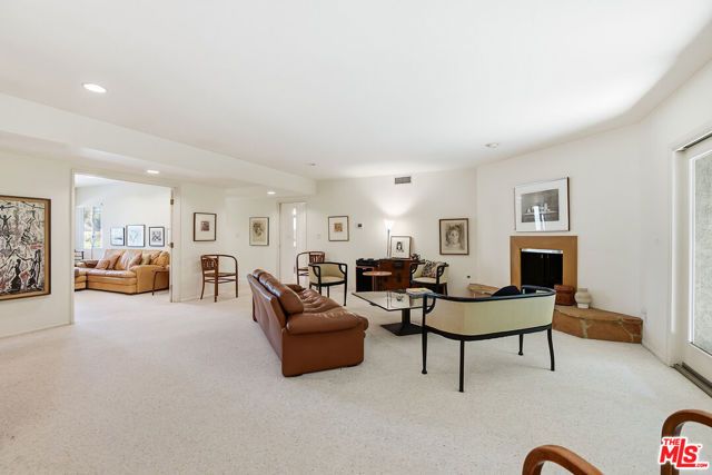 14200 Chandler Boulevard, Sherman Oaks, CA 91401