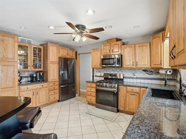 27944 Flanders Avenue, Warren, MI 48088