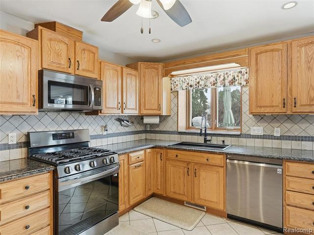 27944 Flanders Avenue, Warren, MI 48088