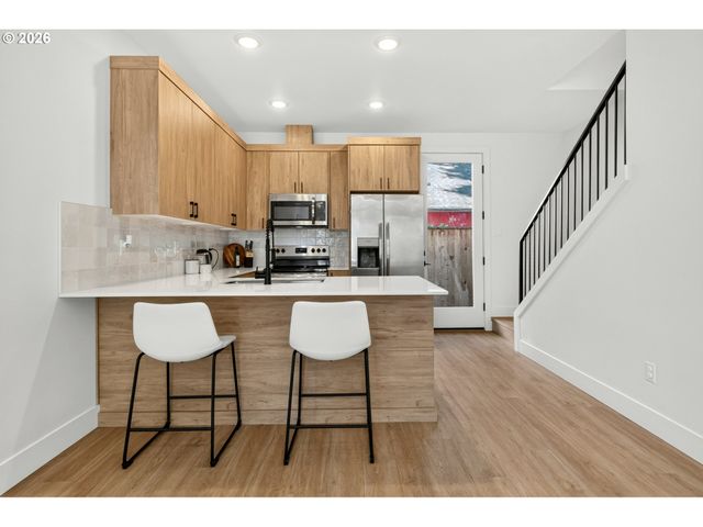 6041 Se LAMBERT St, Portland, OR 97206