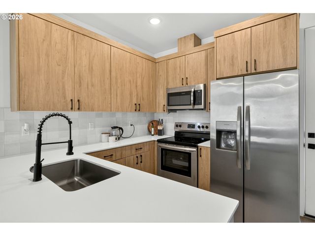 6041 Se LAMBERT St, Portland, OR 97206
