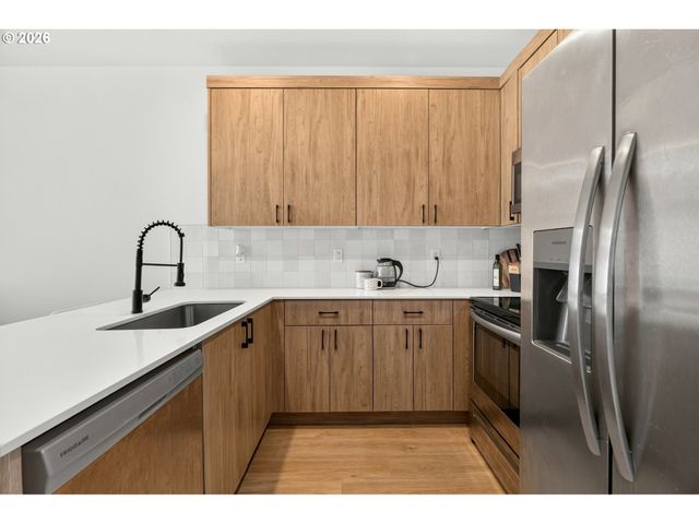 6041 Se LAMBERT St, Portland, OR 97206