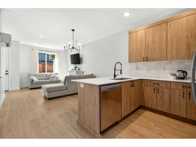 6041 Se LAMBERT St, Portland, OR 97206