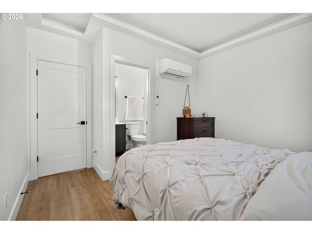 6041 Se LAMBERT St, Portland, OR 97206