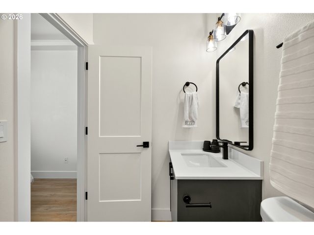 6041 Se LAMBERT St, Portland, OR 97206