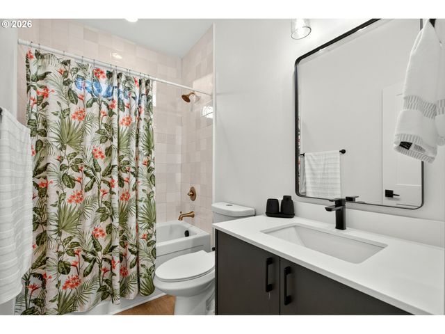 6041 Se LAMBERT St, Portland, OR 97206