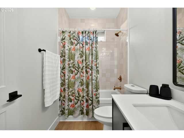 6041 Se LAMBERT St, Portland, OR 97206