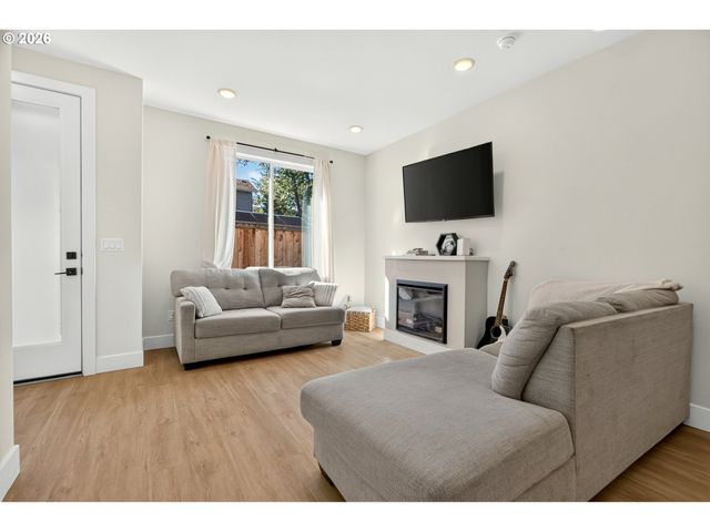 6041 Se LAMBERT St, Portland, OR 97206