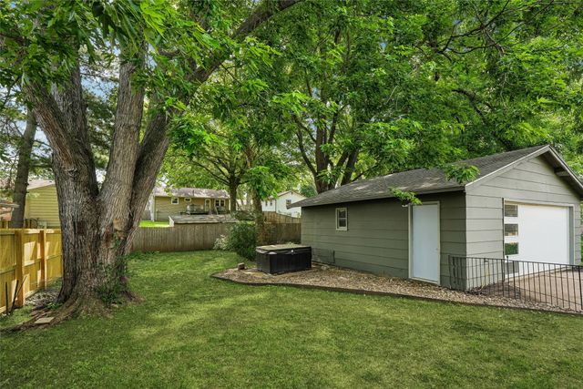 9189 Oakwood Drive, Norwalk, IA 50211
