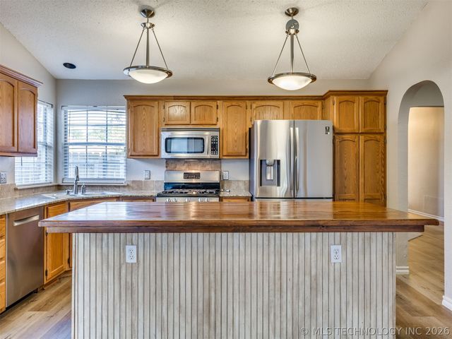 4212 S Oak Avenue, Broken Arrow, OK 74011