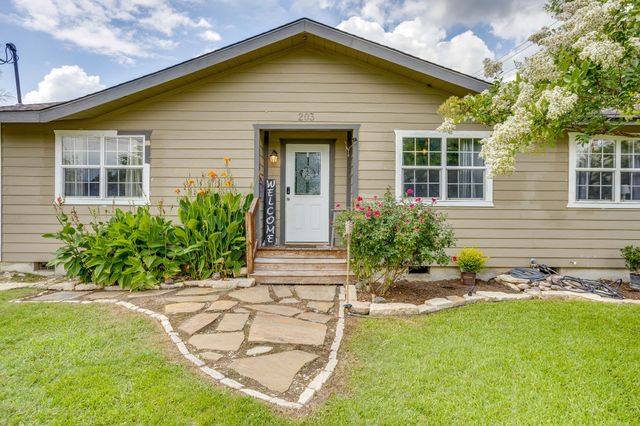 203 E Henderson Street, Itasca, TX 76055