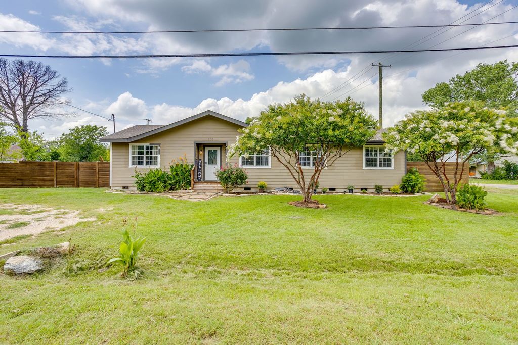 203 E Henderson Street, Itasca, TX 76055