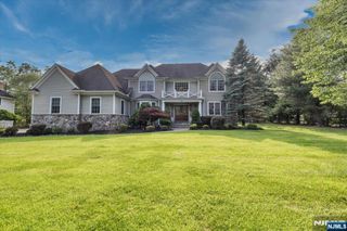 2 Woodcrest Court, Mahwah, NJ 07430