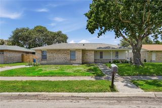 2113 Saint Charles Dr, Portland, TX 78374