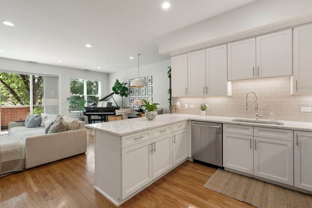 1350 W Belmont Avenue A, Chicago, IL 60657
