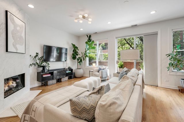 1350 W Belmont Avenue A, Chicago, IL 60657
